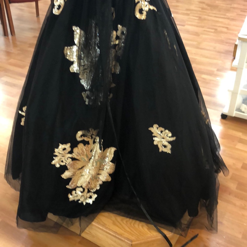 Black and gold sequined prom dress with corset - Picture 6 of 7